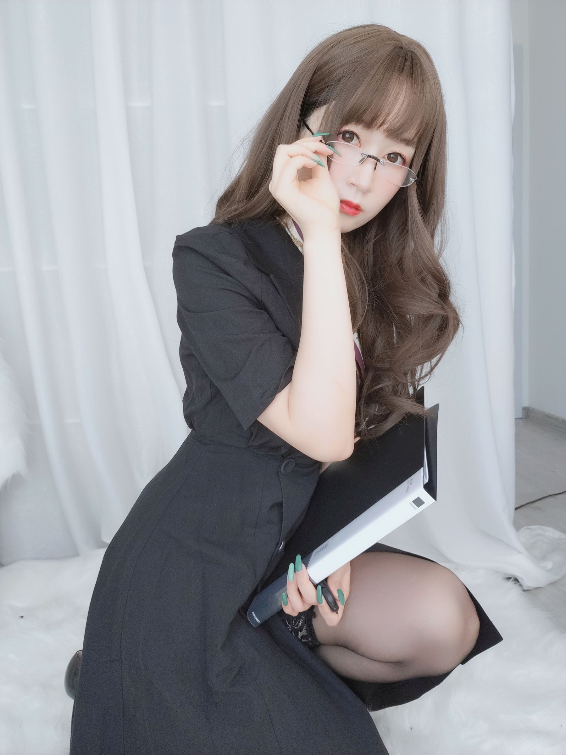 Coser小姐姐白银 – OL制服下的性感内衣写真插图