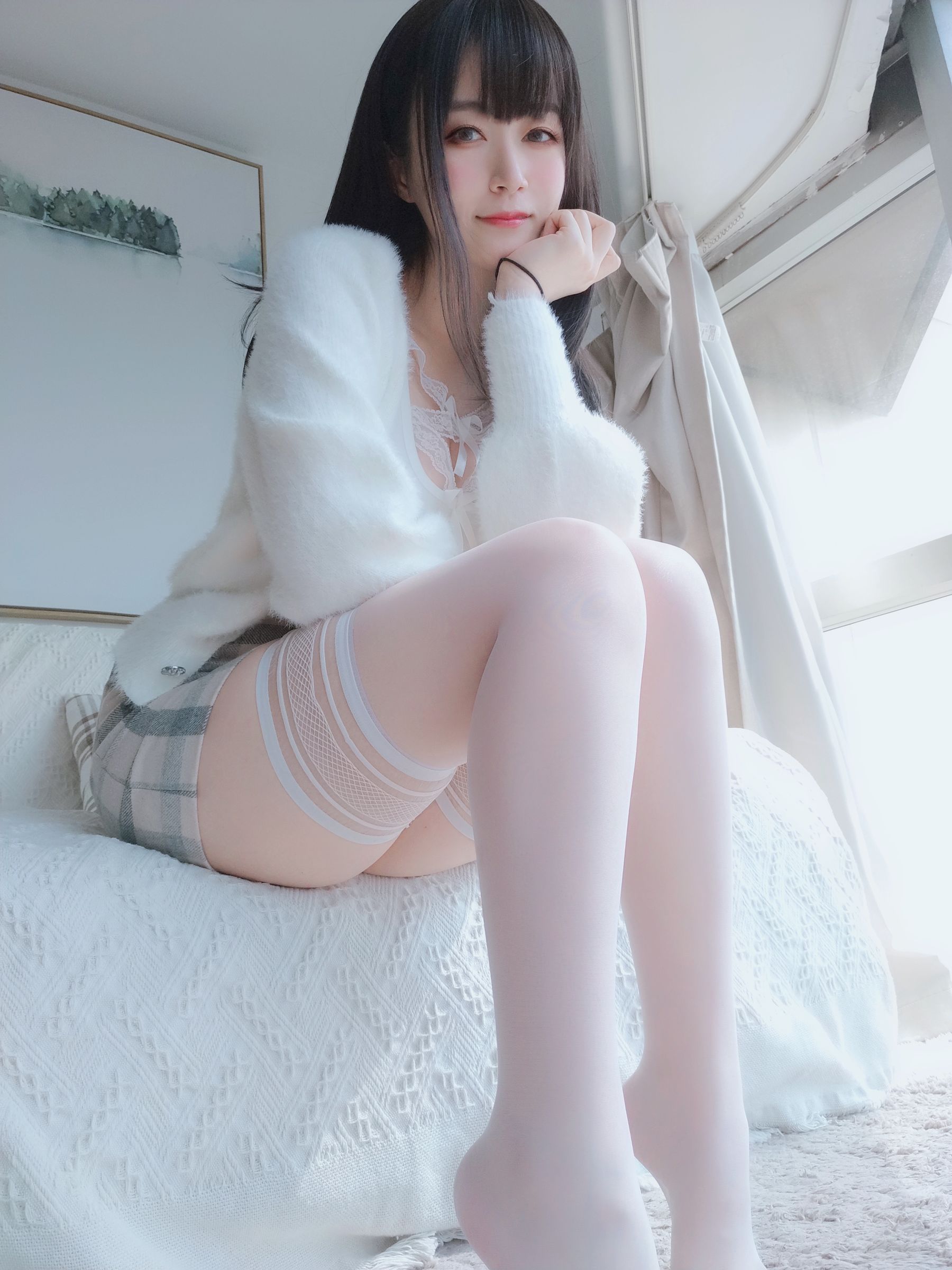 Coser小姐姐白银 – 白蕾丝cosplay写真 白银角色白蕾丝装扮摄影作品插图