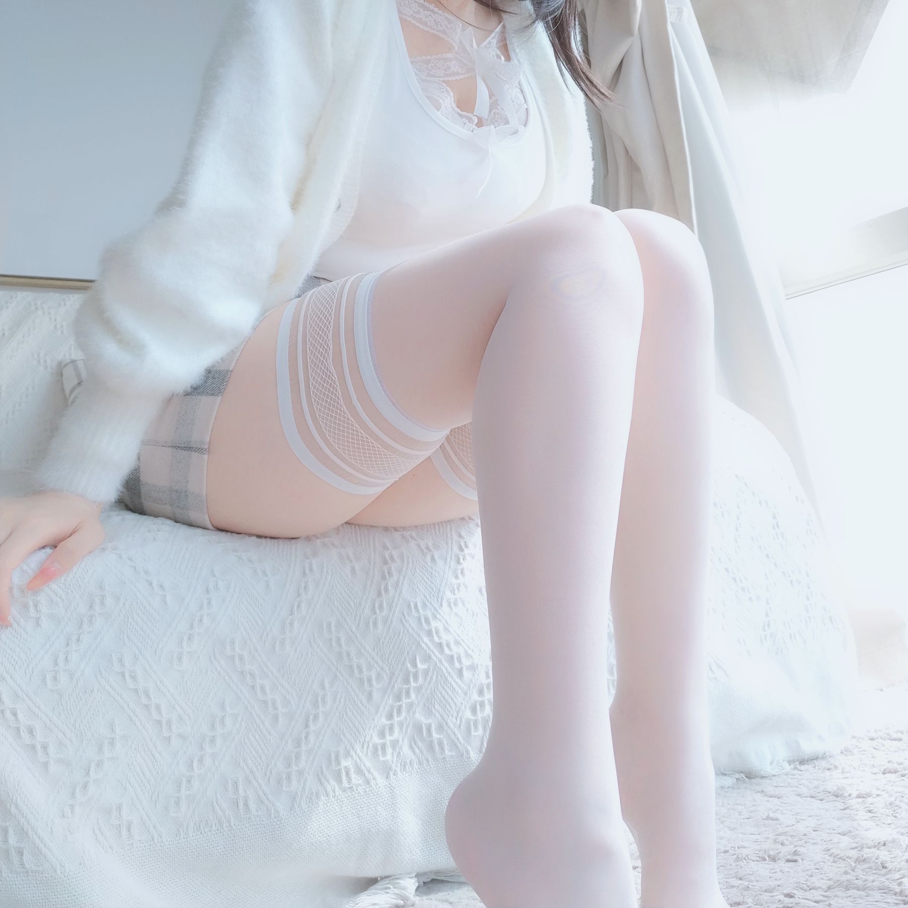Coser小姐姐白银 – 白蕾丝cosplay写真 白银角色白蕾丝装扮摄影作品插图