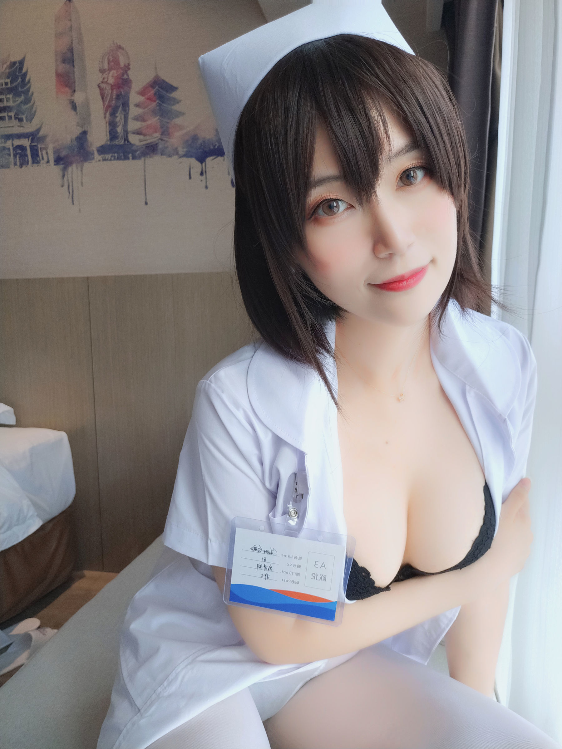 Coser小姐姐白银 – 短发小护士装 甜美治愈系cosplay写真插图