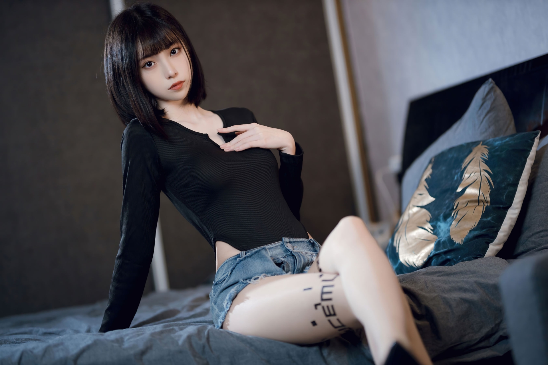 许岚 – 纯欲牛仔短裤性感写真 Cosplay美少女写真插图