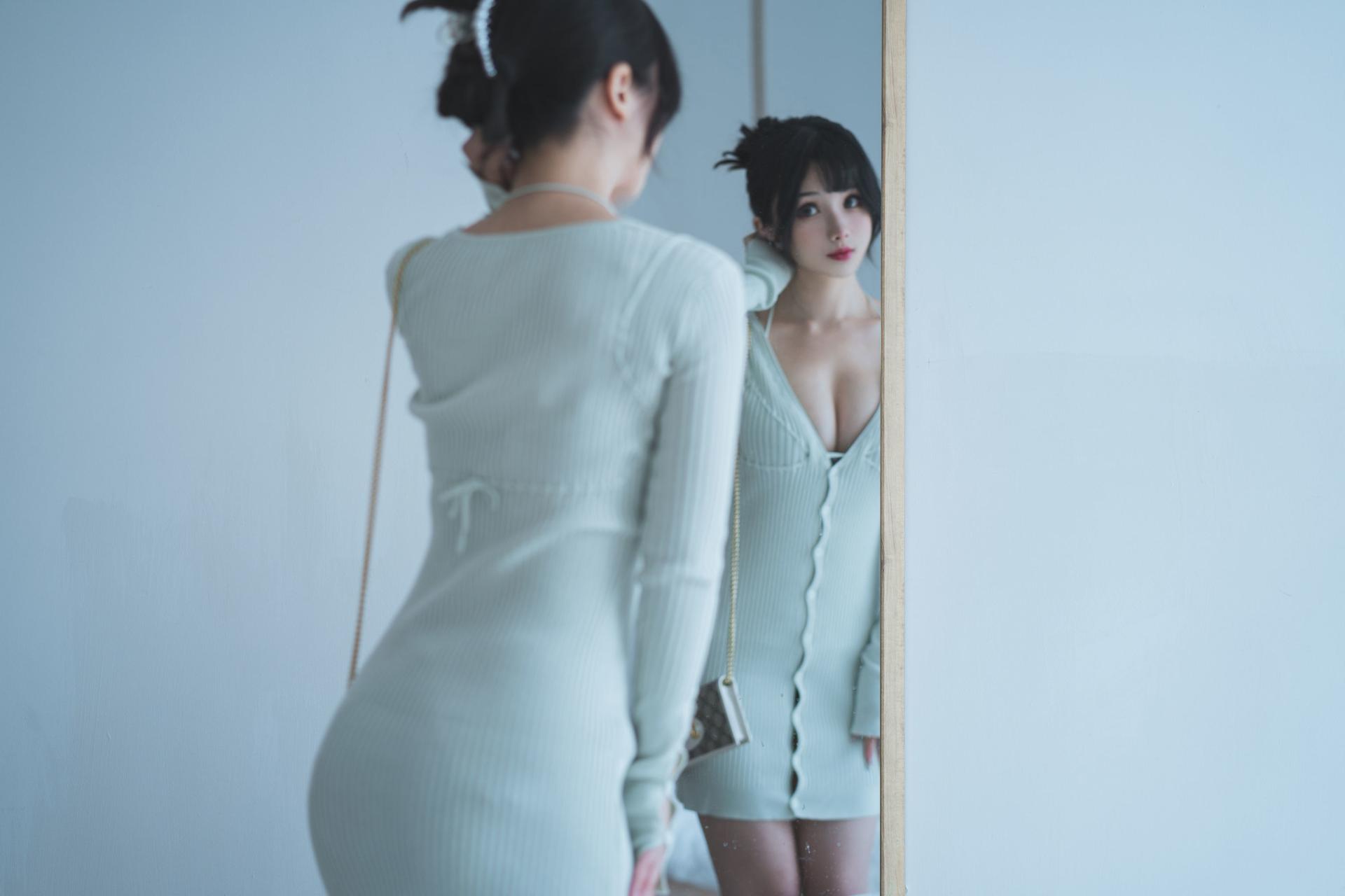 rioko凉凉子 人妻毛衣Cosplay 温柔人妻居家写真 毛绒质感私房摄影插图