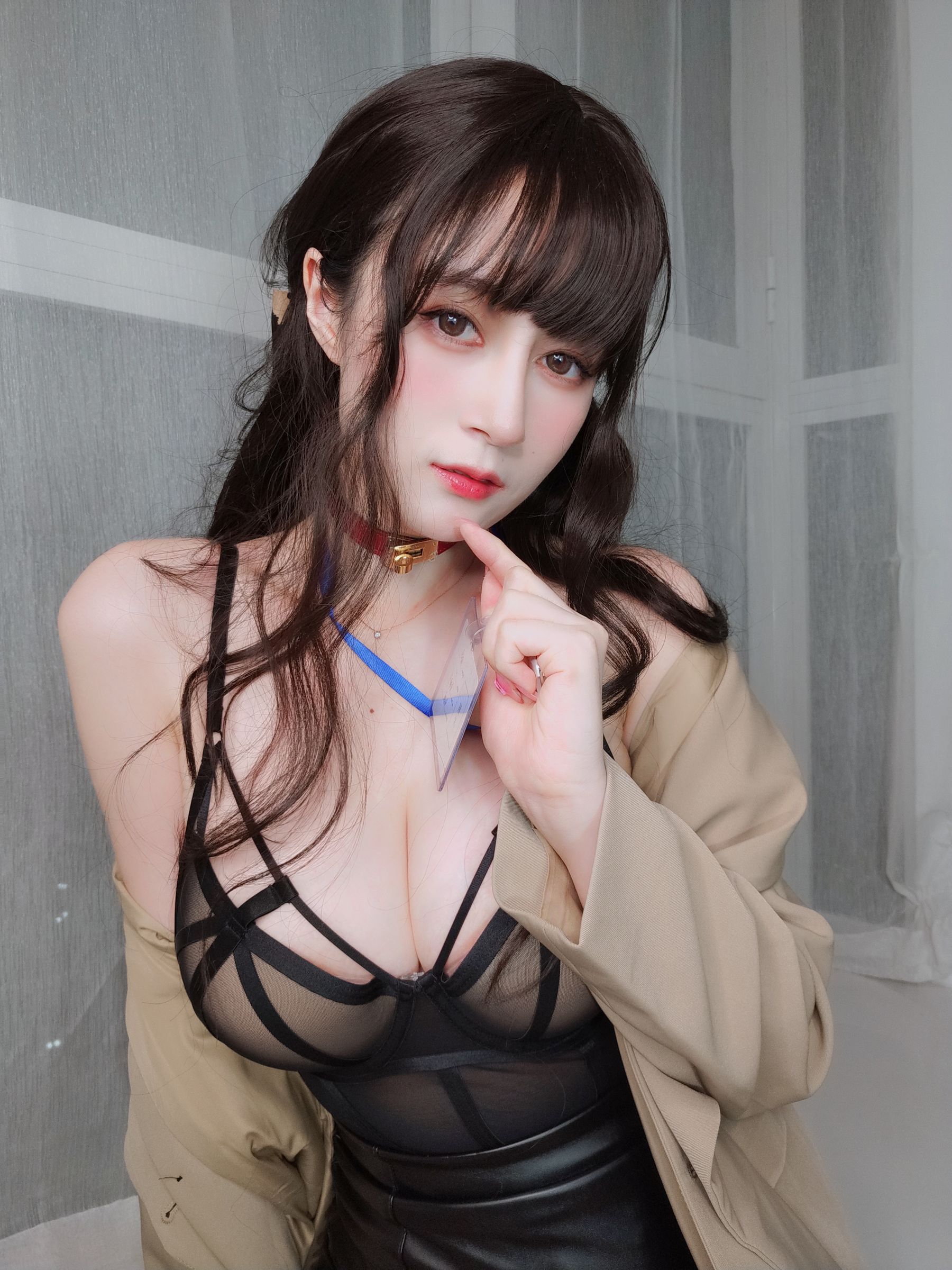 Coser小姐姐白银 – 风衣黑丝OL性感写真 御姐气质办公室诱惑插图