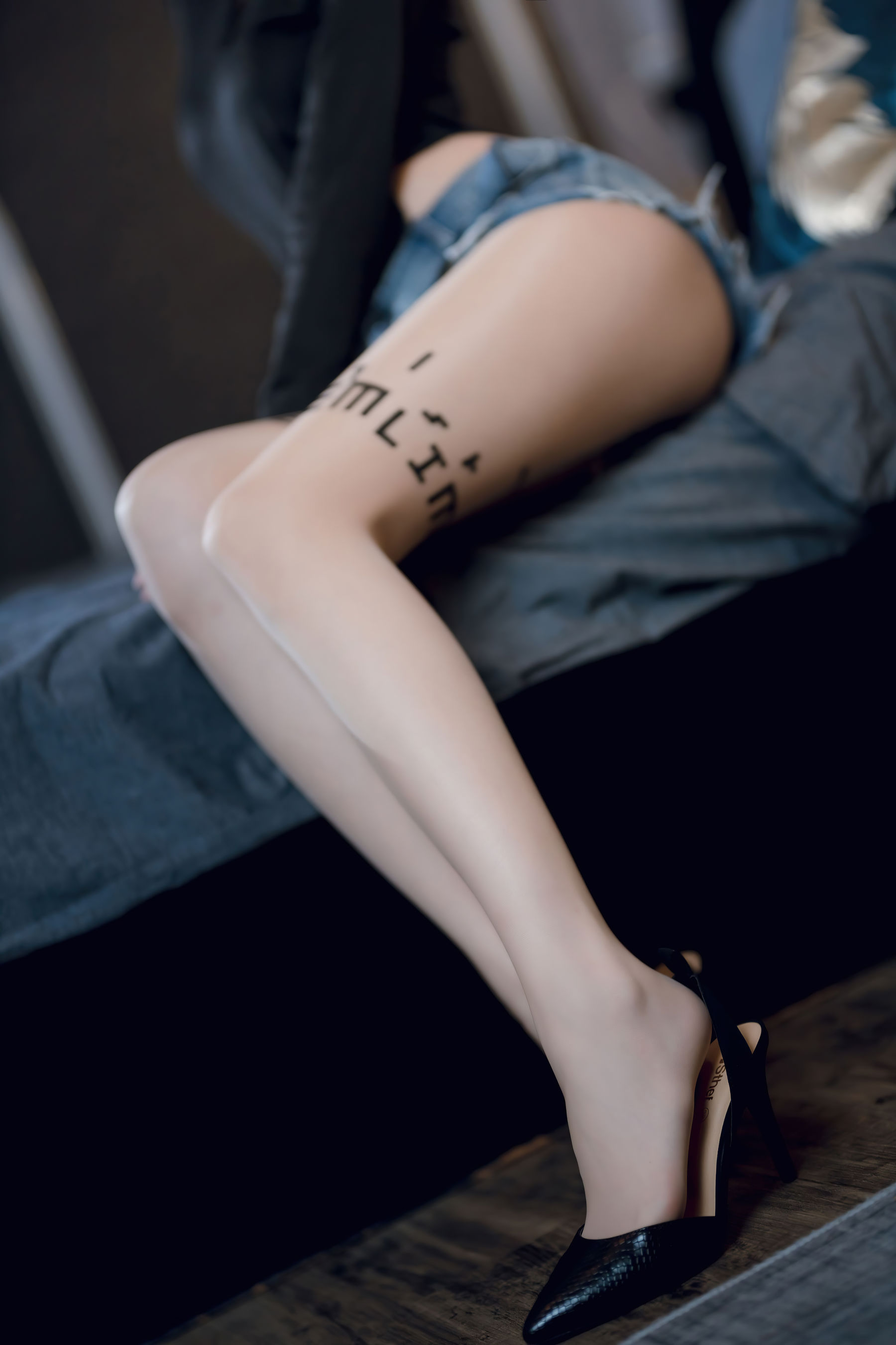 许岚 – 纯欲牛仔短裤性感写真 Cosplay美少女写真插图