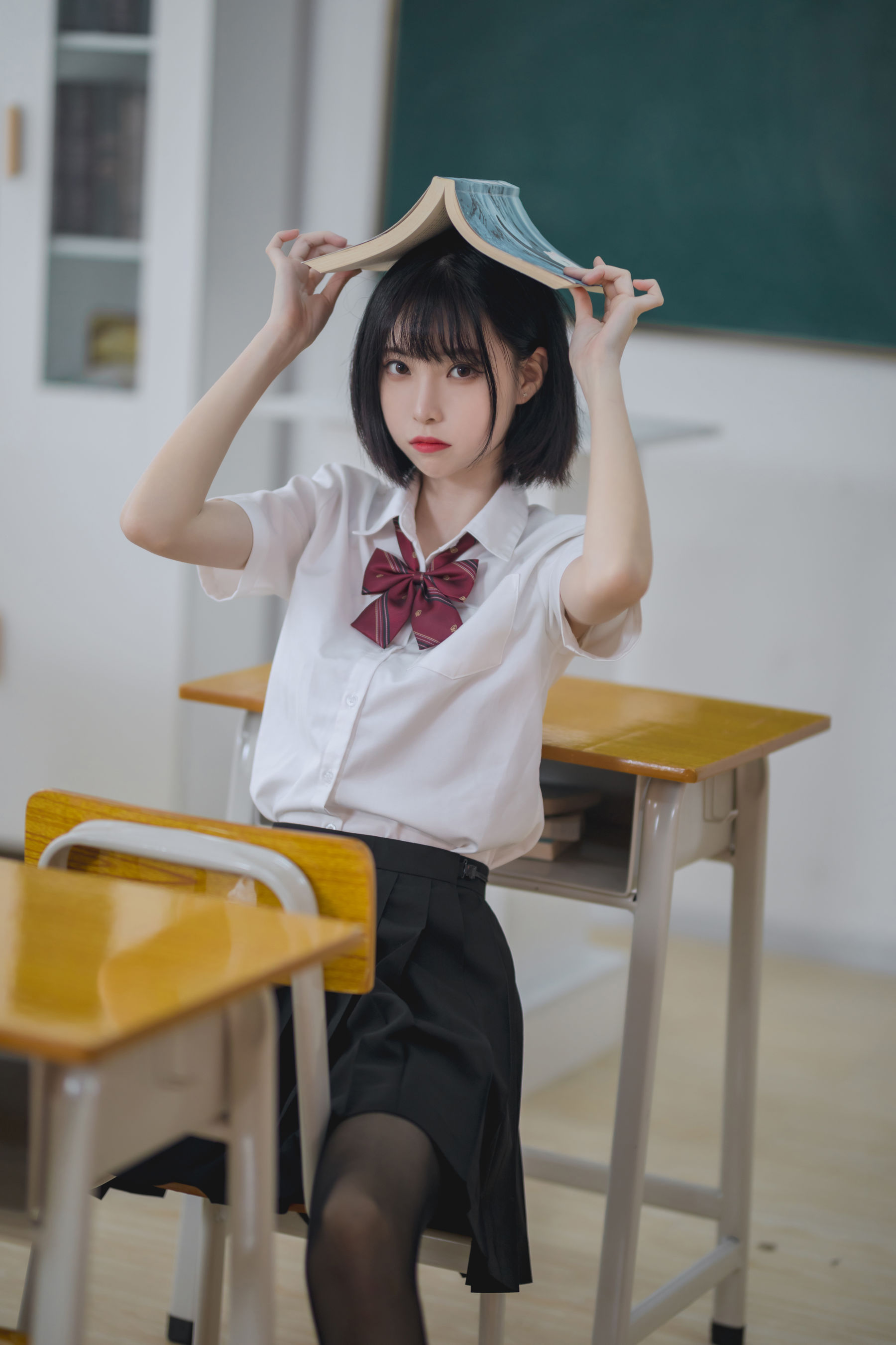 许岚 – 教室JK黑丝制服写真 校园风cosplay摄影作品插图 许岚 – 教室JK黑丝制服写真 校园风cosplay摄影作品插图