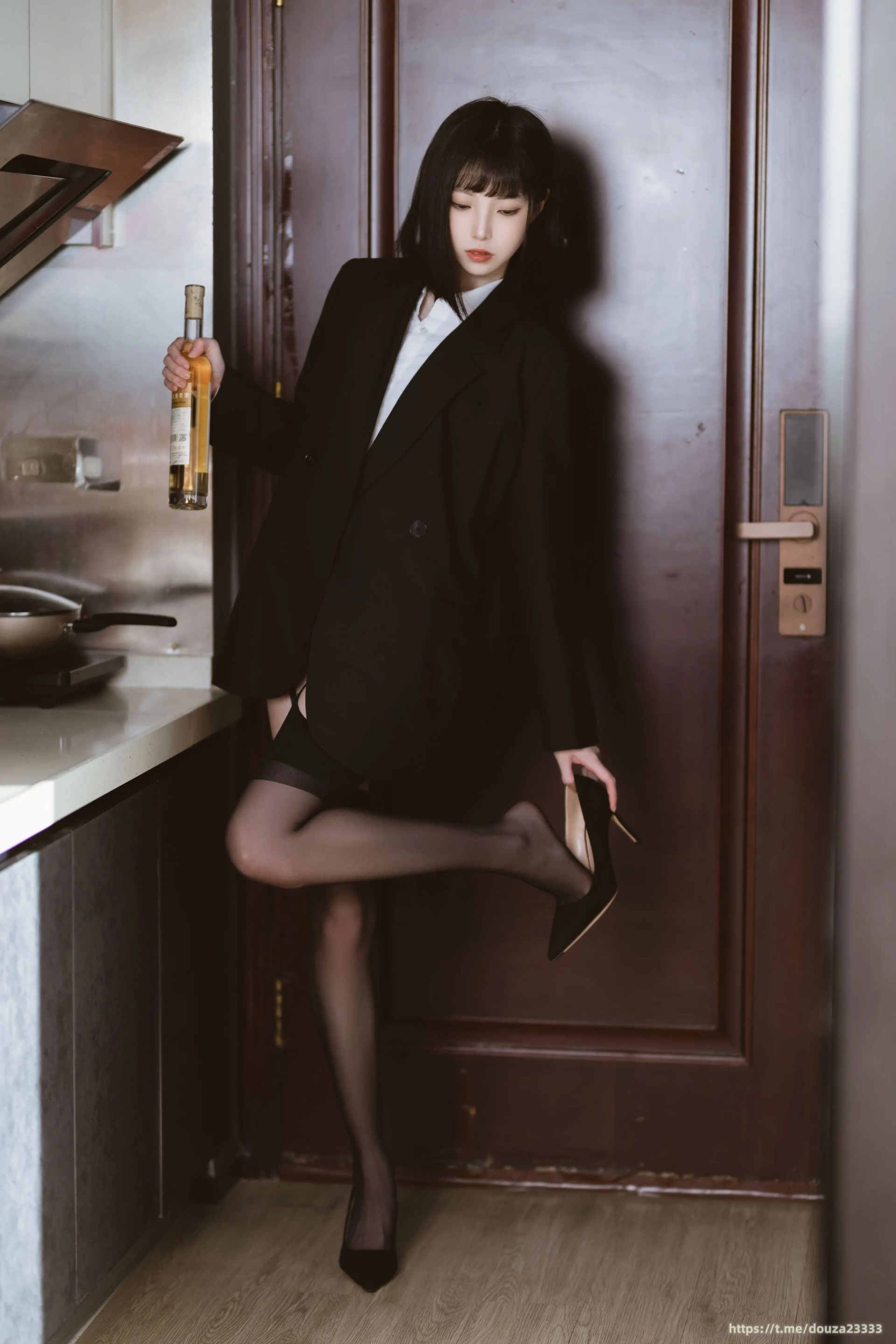 许岚 – 醉酒OL办公室诱惑 Cosplay写真插图 许岚 – 醉酒OL办公室诱惑 Cosplay写真插图