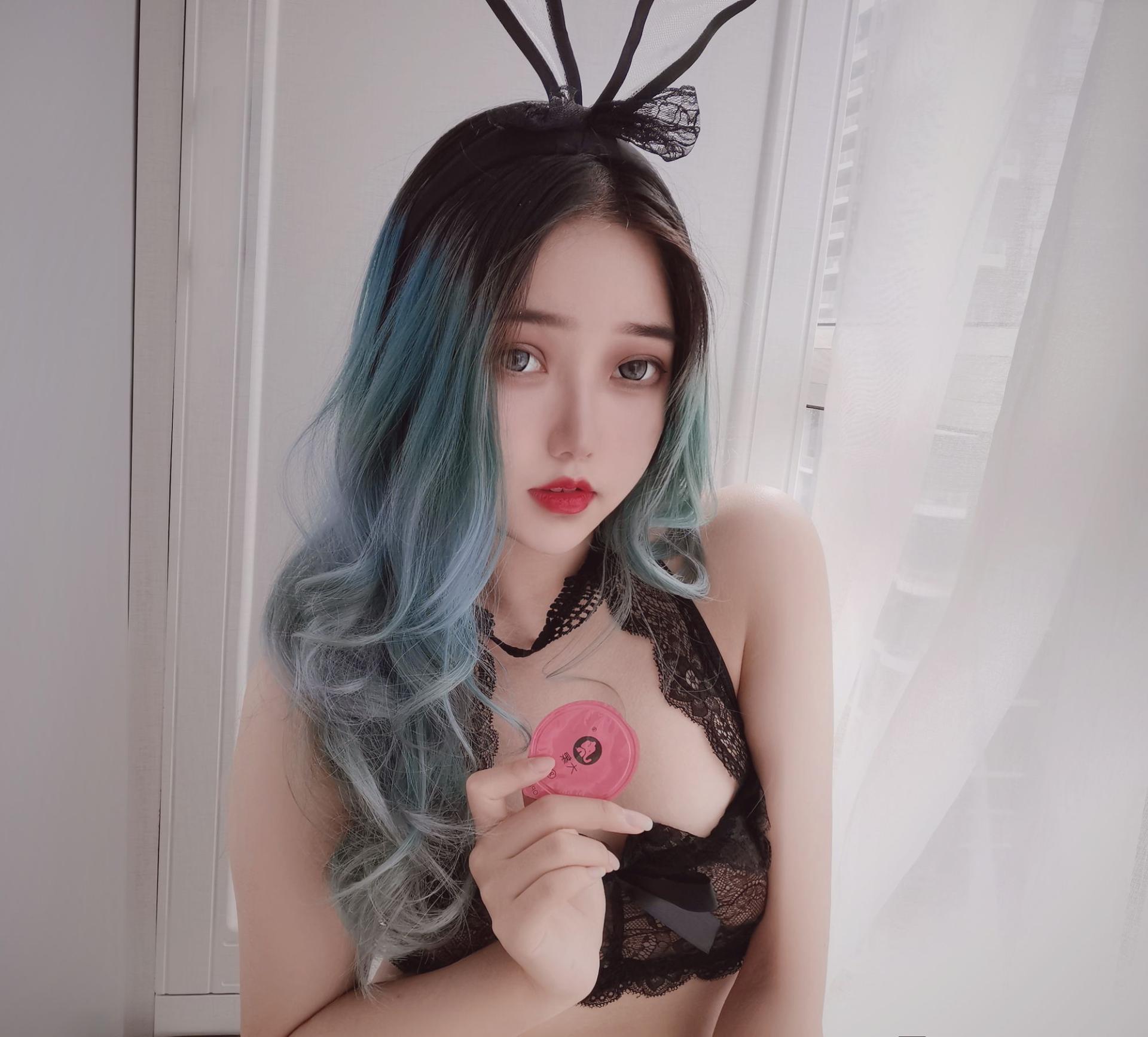 eloise软软 – 小粉盒黑兔子Cosplay写真 暗黑童话风格摄影作品插图 eloise软软 – 小粉盒黑兔子Cosplay写真 暗黑童话风格摄影作品插图