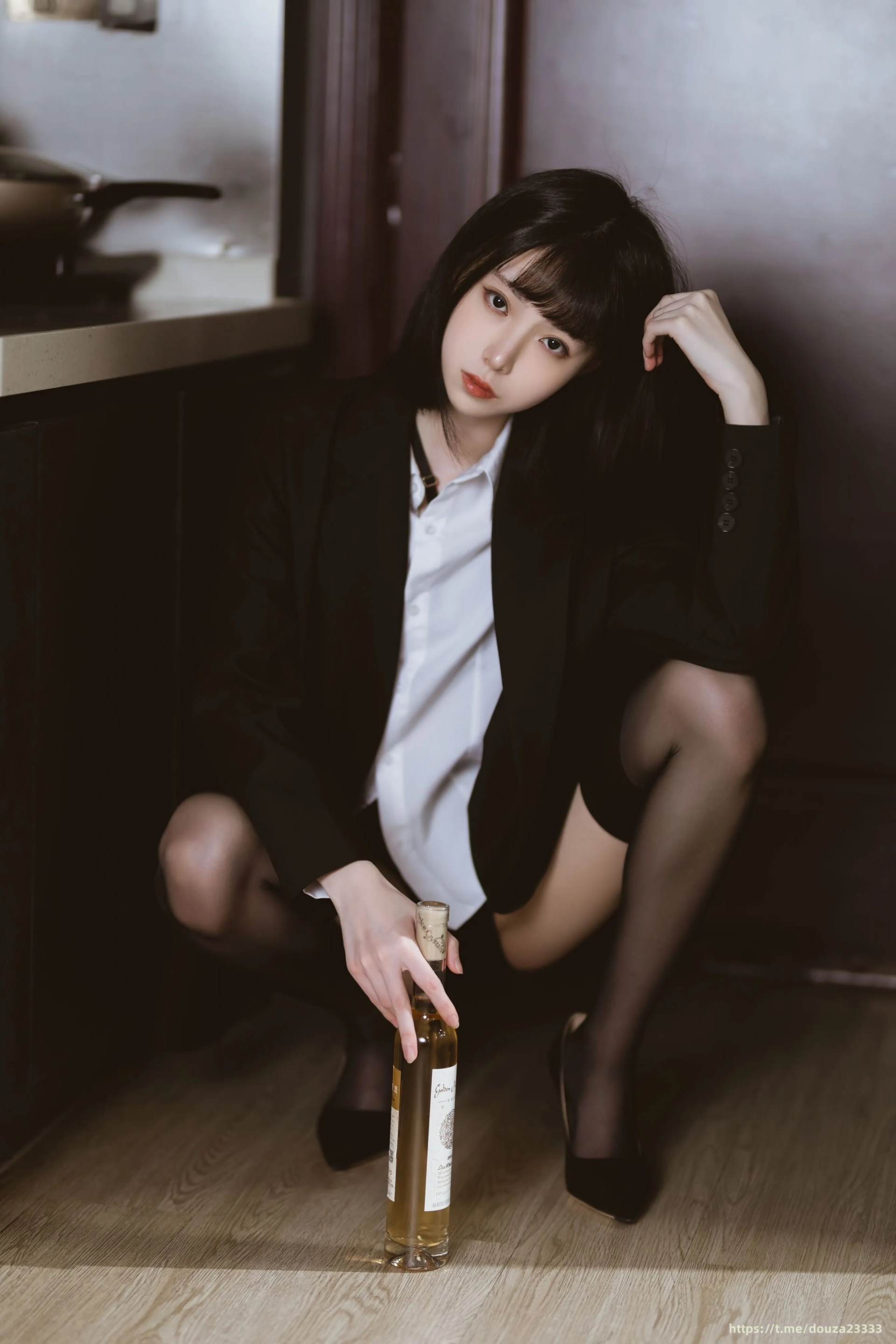 许岚 – 醉酒OL办公室诱惑 Cosplay写真插图 许岚 – 醉酒OL办公室诱惑 Cosplay写真插图