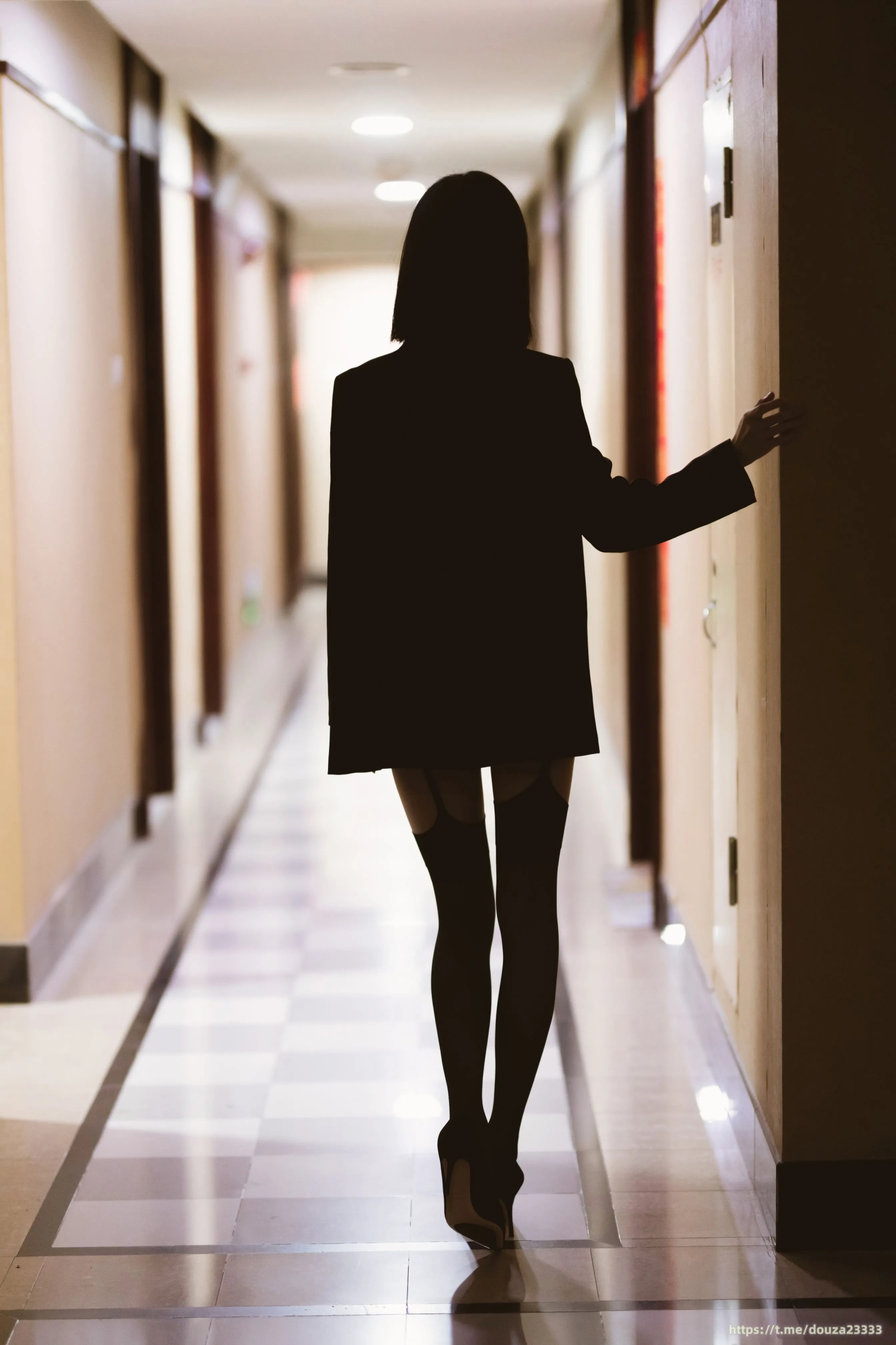 许岚 – 醉酒OL办公室诱惑 Cosplay写真插图 许岚 – 醉酒OL办公室诱惑 Cosplay写真插图