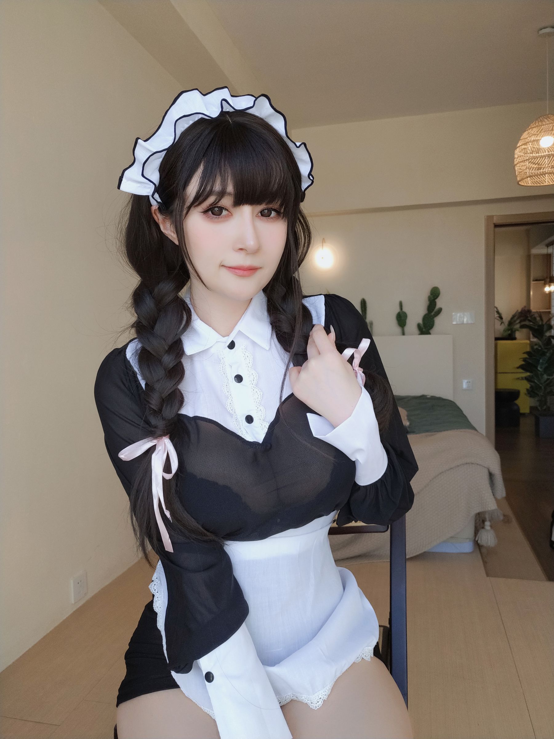 Coser小姐姐白银 – 透明なメイド服 コスプレ写真 白銀メイド插图1