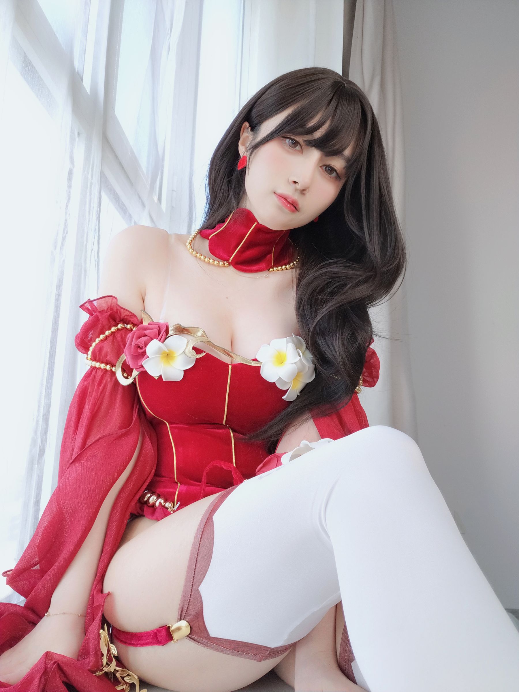 白银Coser赤红礼服 Cosplay写真 赤いドレス 华丽人像摄影插图 白银Coser赤红礼服 Cosplay写真 赤いドレス 华丽人像摄影插图