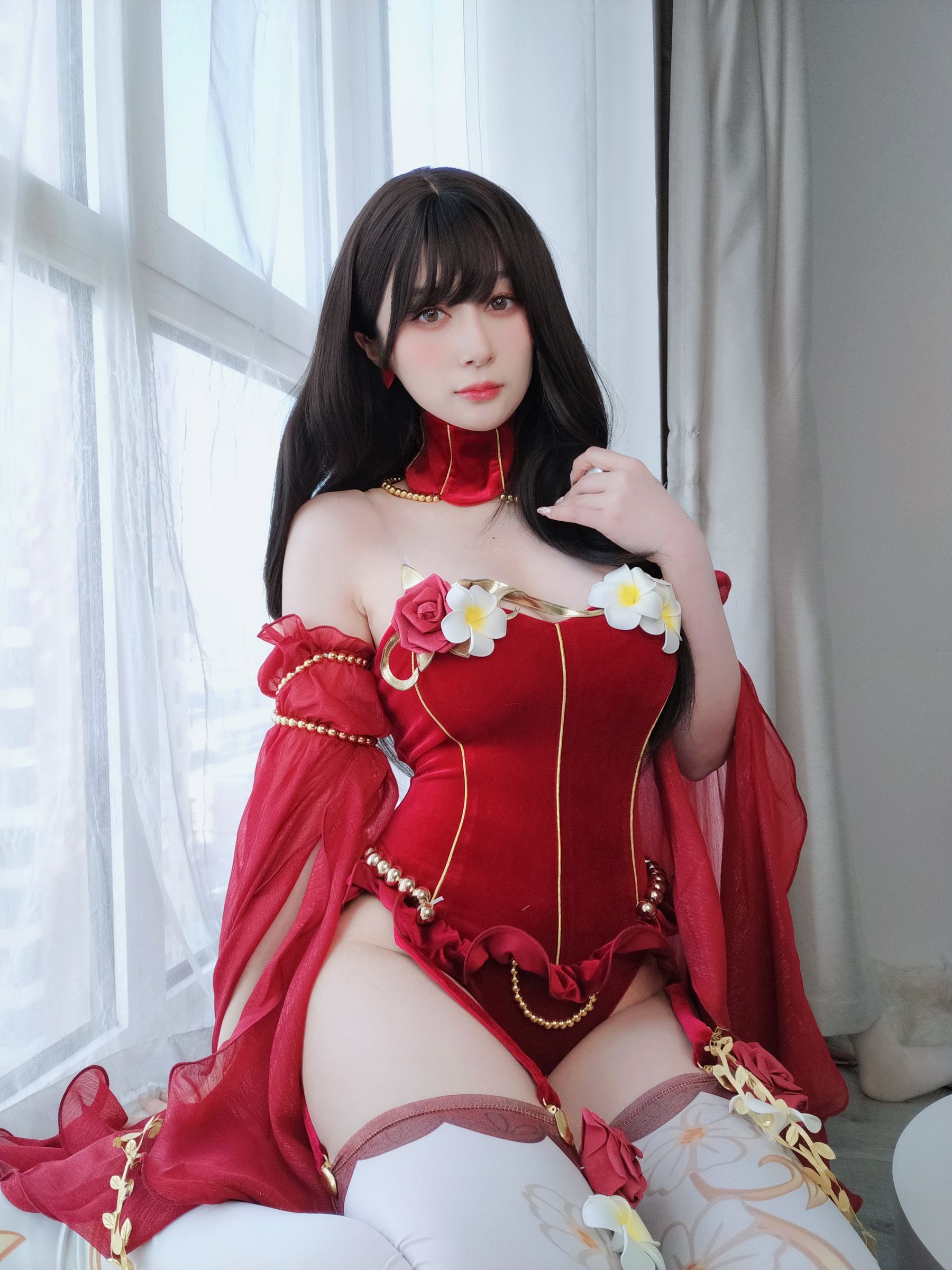 白银Coser赤红礼服 Cosplay写真 赤いドレス 华丽人像摄影插图 白银Coser赤红礼服 Cosplay写真 赤いドレス 华丽人像摄影插图